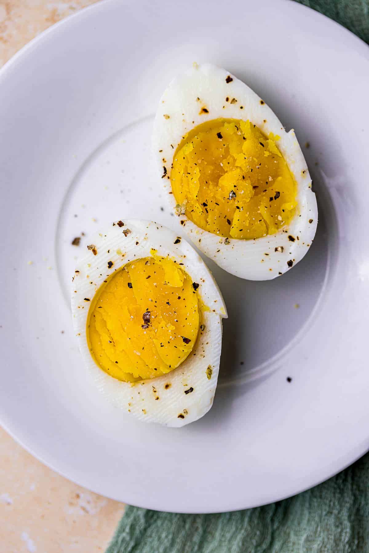 https://www.wenthere8this.com/wp-content/uploads/2023/10/sous-vide-hard-boiled-eggs-9.jpg