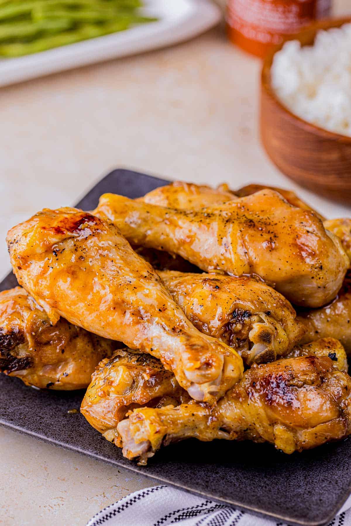 a plate of cooked chicken drumsticks.